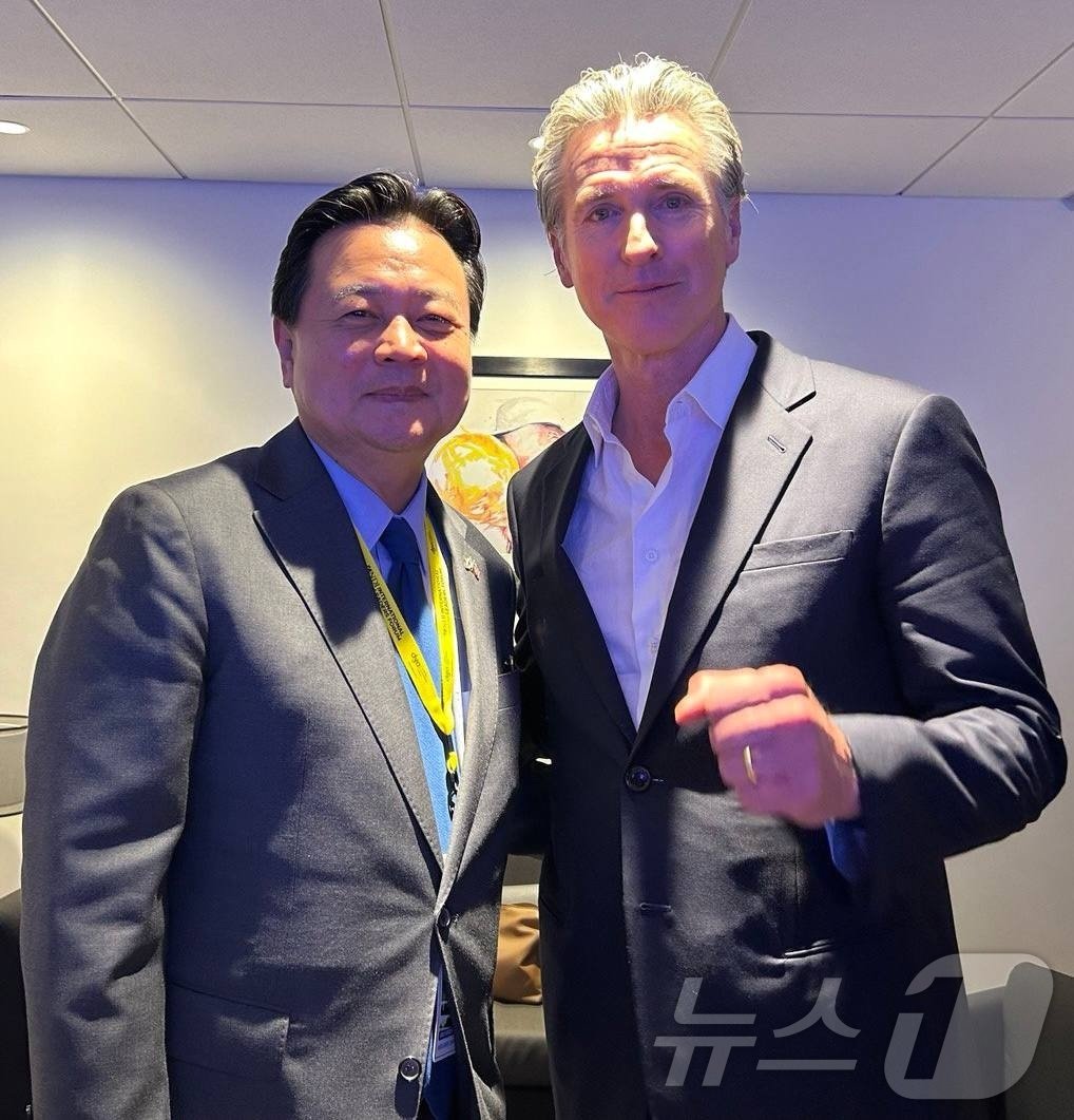 본문 이미지 - 지난 19~22일 일리노이주 시카고에서 열린 미국 민주당 전당대회 중 만난 조현동 주미한국대사와 개빈 뉴섬 캘리포니아 주지사.