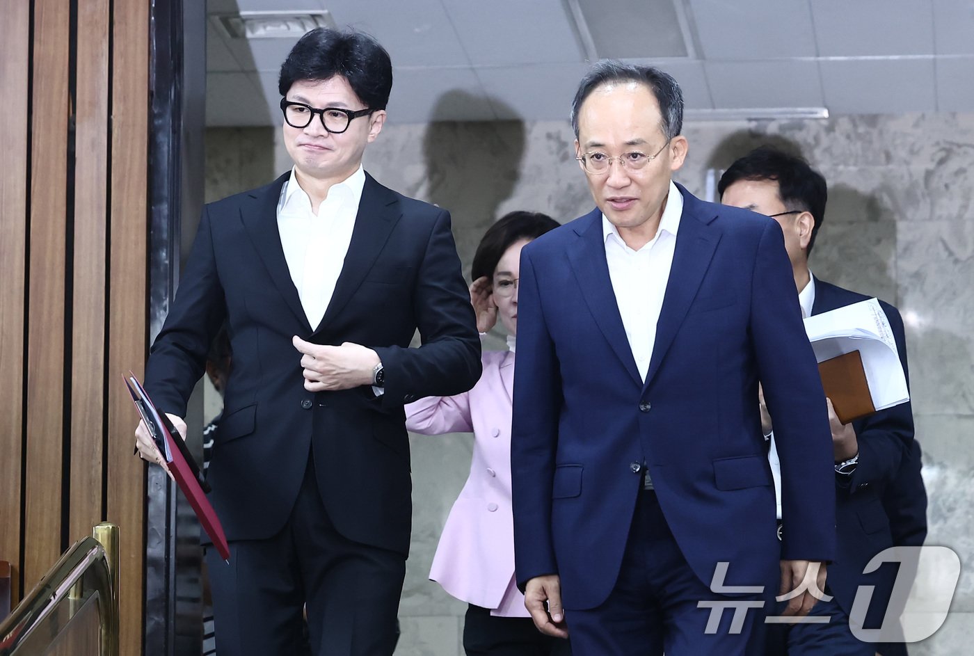 본문 이미지 - 국민의힘 한동훈 대표와 추경호 원내대표가 29일 오전 서울 여의도 국회에서 열린 딥페이크 성범죄 관련 부처 긴급 현안보고 회의에 참석하고 있다. 2024.8.29/뉴스1 ⓒ News1 김민지 기자