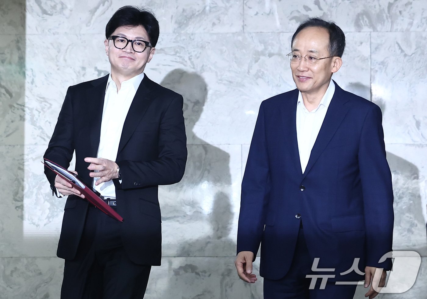 본문 이미지 - 국민의힘 한동훈 대표와 추경호 원내대표가 29일 오전 서울 여의도 국회에서 열린 딥페이크 성범죄 관련 부처 긴급 현안보고 회의에 참석하고 있다. 2024.8.29/뉴스1 ⓒ News1 김민지 기자