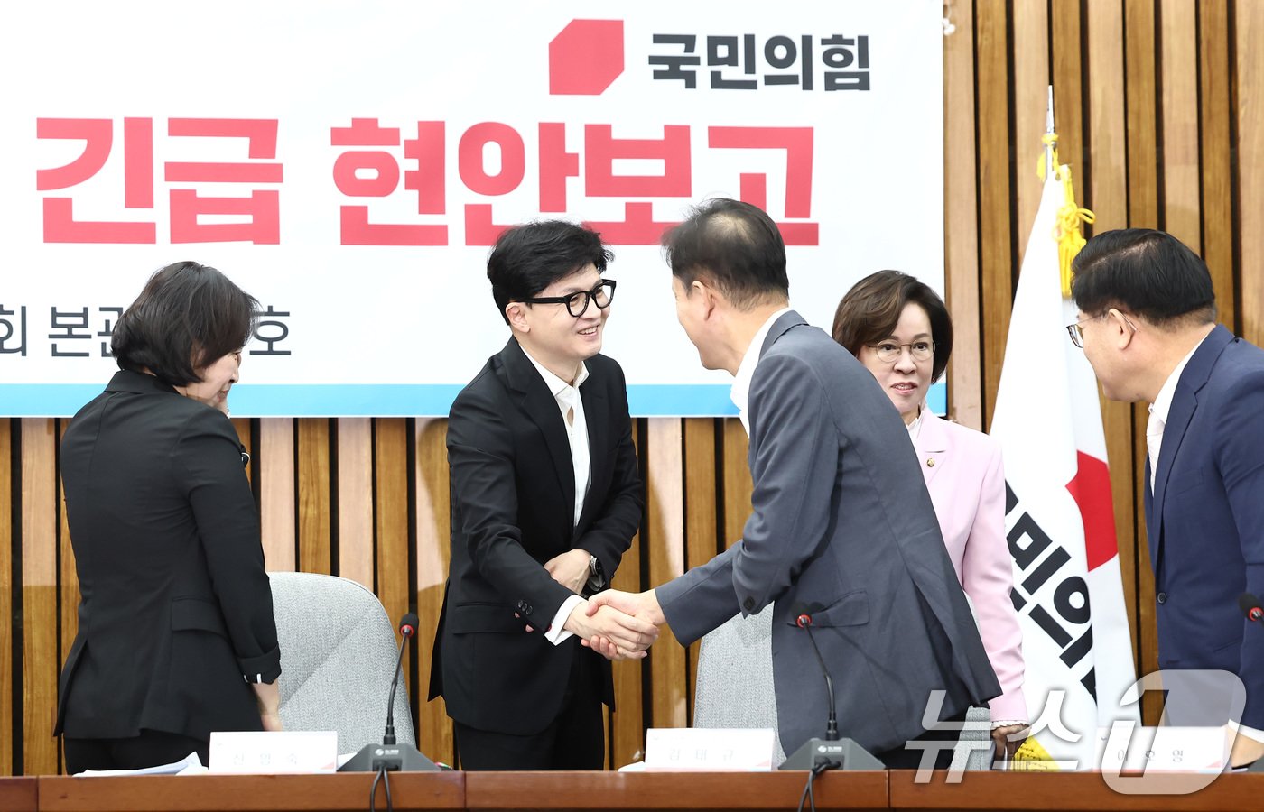 본문 이미지 - 한동훈 국민의힘 대표가 29일 오전 서울 여의도 국회에서 열린 딥페이크 성범죄 관련 부처 긴급 현안보고 회의에서 김태규 방송통신위원장 직무대행, 신영숙 여성가족부 차관 등과 인사하고 있다. 2024.8.29/뉴스1 ⓒ News1 김민지 기자