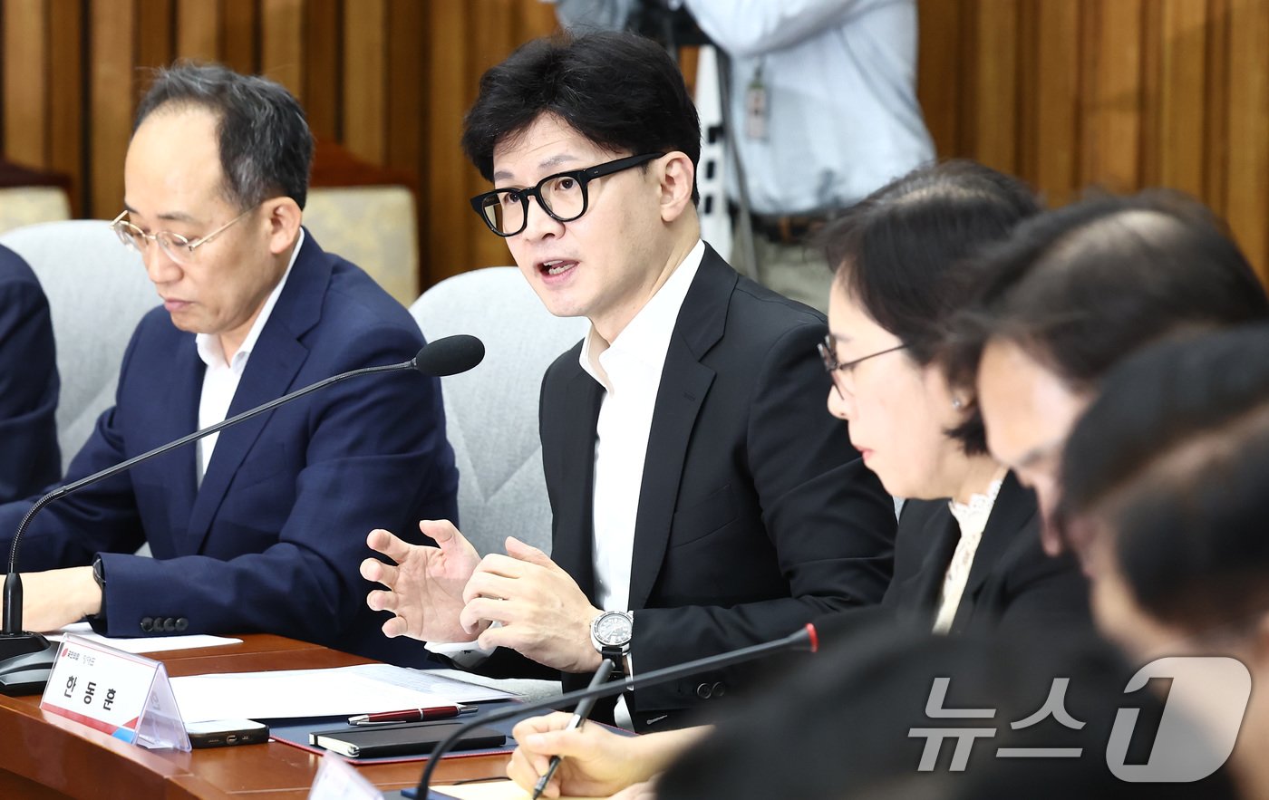 본문 이미지 - 한동훈 국민의힘 대표가 29일 오전 서울 여의도 국회에서 열린 딥페이크 성범죄 관련 부처 긴급 현안보고 회의에서 모두 발언을 하고 있다. 2024.8.29/뉴스1 ⓒ News1 김민지 기자