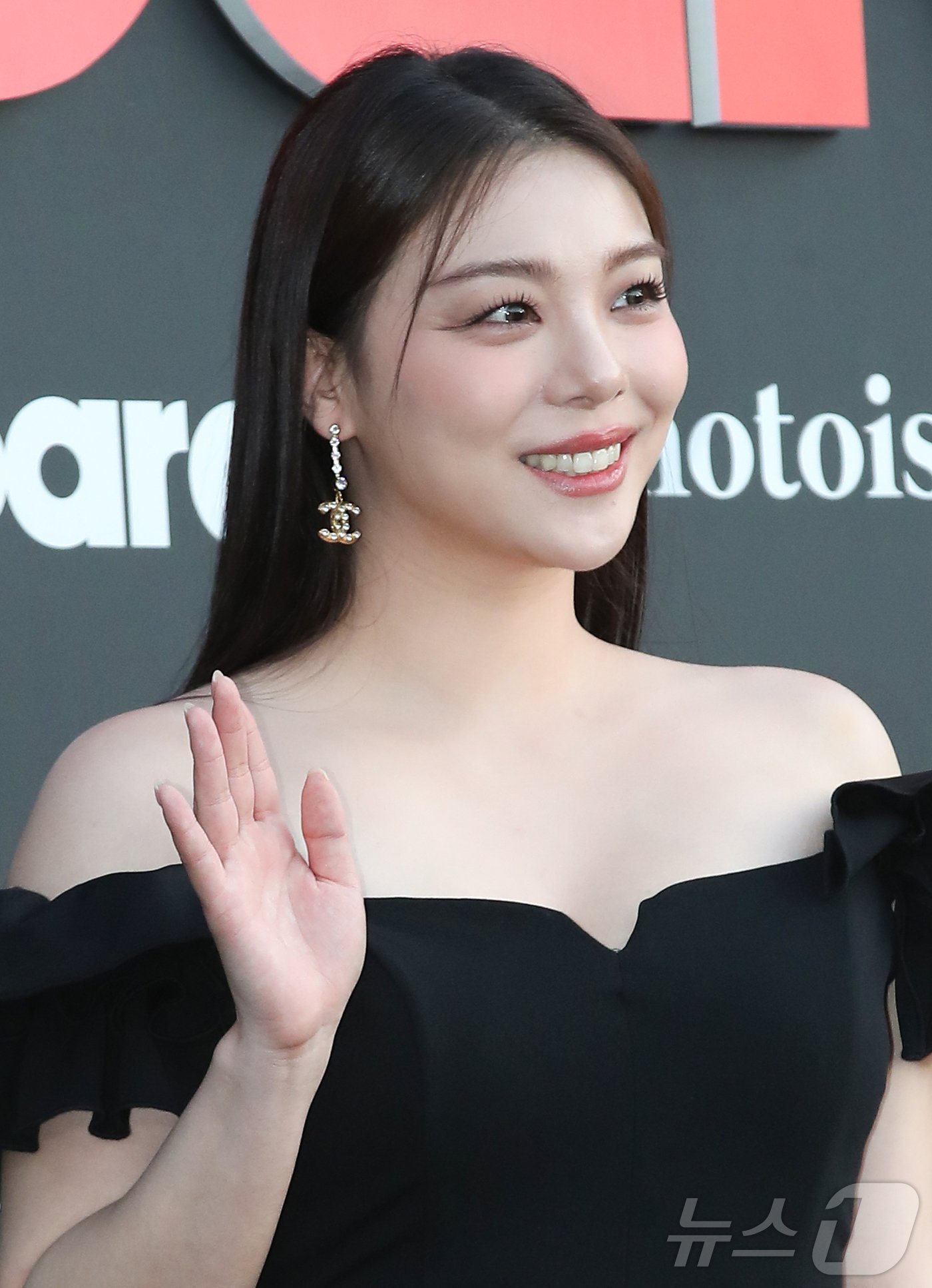 본문 이미지 - 가수 에일리가 27일 서울 중구 신라호텔 영빈관에서 열린 ‘빌보드 케이 파워 100(Billboard K POWER 100)’ 행사에서 손 인사를 하고 있다. ⓒ News1 권현진 기자