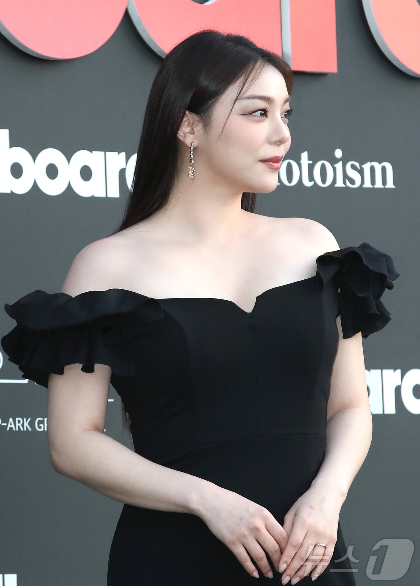 본문 이미지 - 가수 에일리가 27일 서울 중구 신라호텔 영빈관에서 열린 ‘빌보드 케이 파워 100(Billboard K POWER 100)’ 행사에서 포즈를 취하고 있다. ⓒ News1 권현진 기자