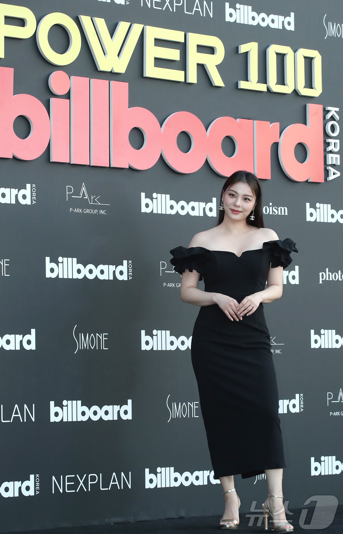 본문 이미지 - 가수 에일리가 27일 서울 중구 신라호텔 영빈관에서 열린 ‘빌보드 케이 파워 100(Billboard K POWER 100)’ 행사에서 매혹적인 미소를 짓고 있다. ⓒ News1 권현진 기자