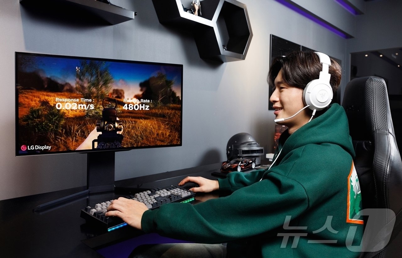 본문 이미지 - LG디스플레이 모델이 27인치 480Hz OLED 게이밍 모니터로 게임을 즐기고 있다.(LG디스플레이 제공) ⓒ News1 한재준 기자
