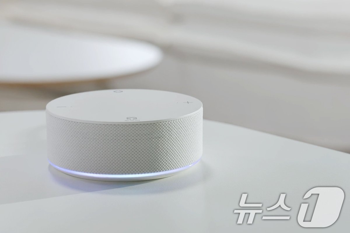 본문 이미지 - LG전자는 내달 6일 독일 베를린에서 개막하는 유럽 최대 가전 전시회 'IFA 2024'에서 업계 최초로 생성형 인공지능(AI)을 탑재한 공감지능 홈 허브 'LG 씽큐 온'(LG ThinQ ON)을 공개한다고 29일 밝혔다. LG전자 AI홈 허브인 씽큐 온은 가전과 사물인터넷(IoT) 기기를 24시간 연결 상태로 유지하는 핵심 디바이스로 AI홈의 두뇌 역할을 한다. 생성형 AI가 탑재돼 정해진 명령을 이행하는 음성인식 스피커와 달리 고객과 일상 언어로 대화가 가능하다. (LG전자 제공) 2024.8.29/뉴스1