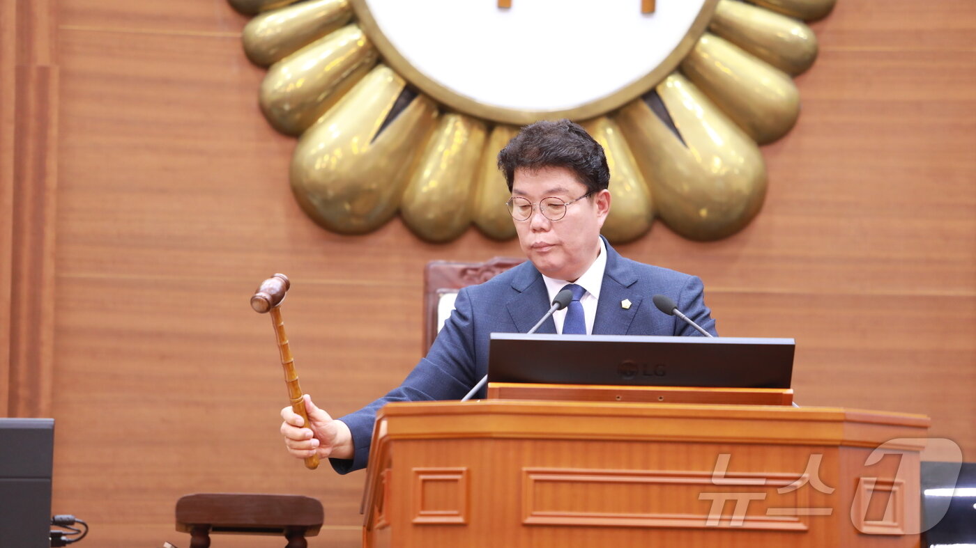 본문 이미지 - 26일 열린 제263회 나주시의회 임시회 제1차 본회의에서 이재남 의장이 개회를 선언하고 있다. ⓒ News1