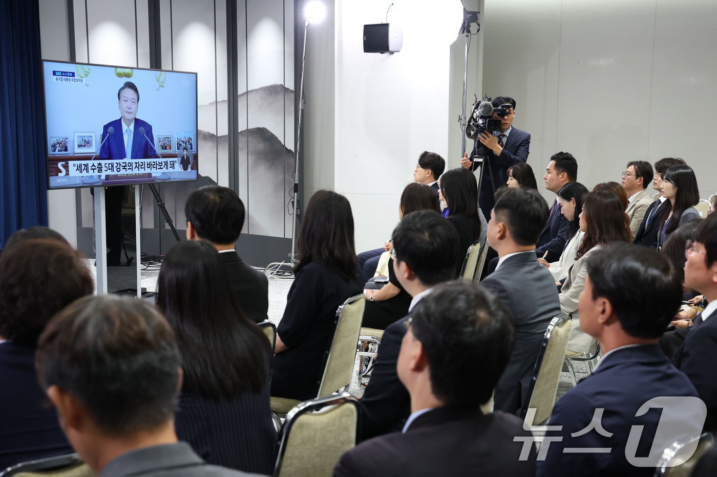 (서울=뉴스1) 송원영 기자 = 29일 서울 용산 대통령실청사 브리핑룸에서 취재진들이 윤석열 대통령의 국정브리핑을 모니터를 통해 지켜보고 있다. 2024.8.29/뉴스1