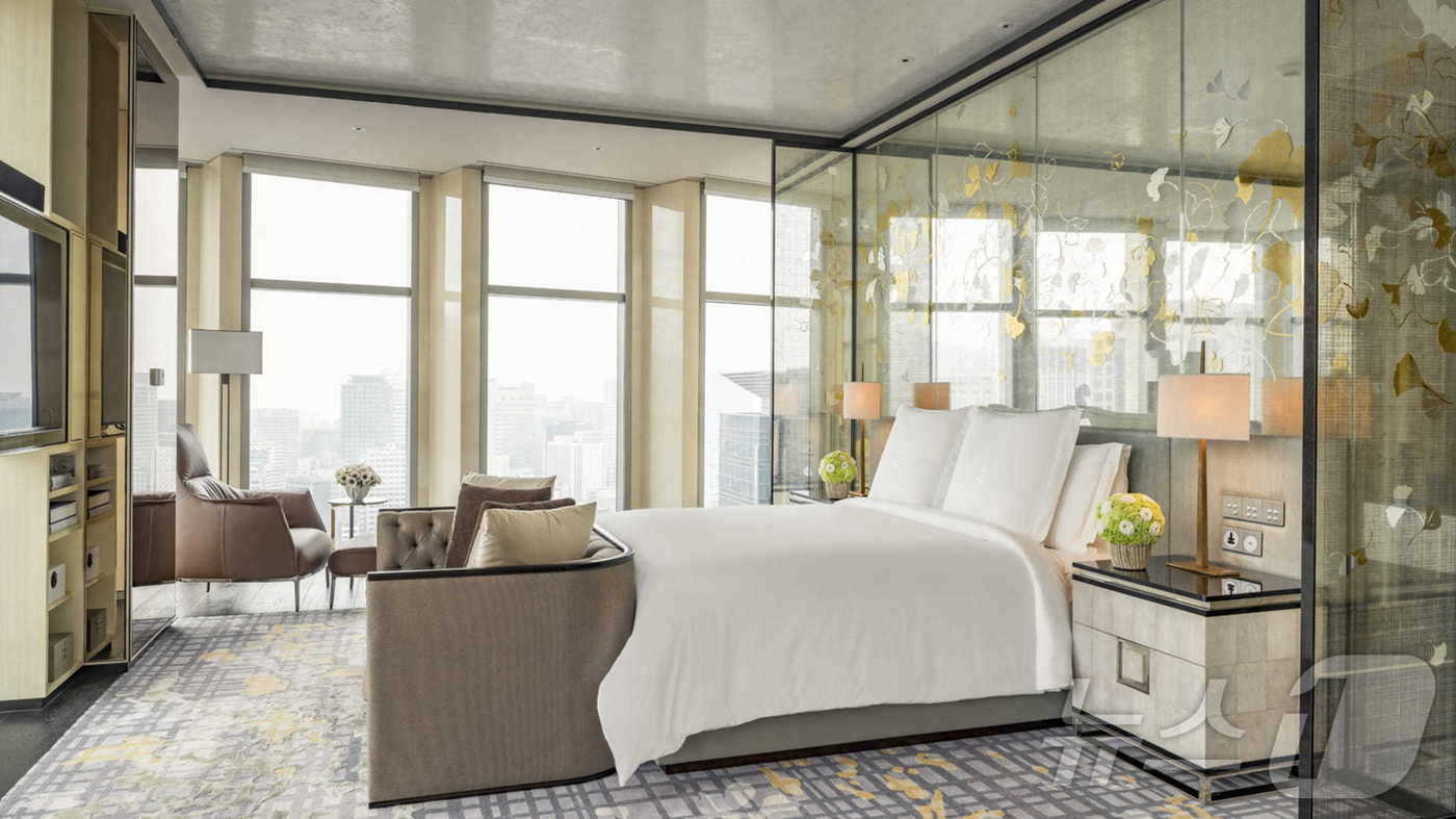 본문 이미지 - 한국 미를 입힌 인테리어가 인상적인 침실(포시즌스 호텔 서울 제공)