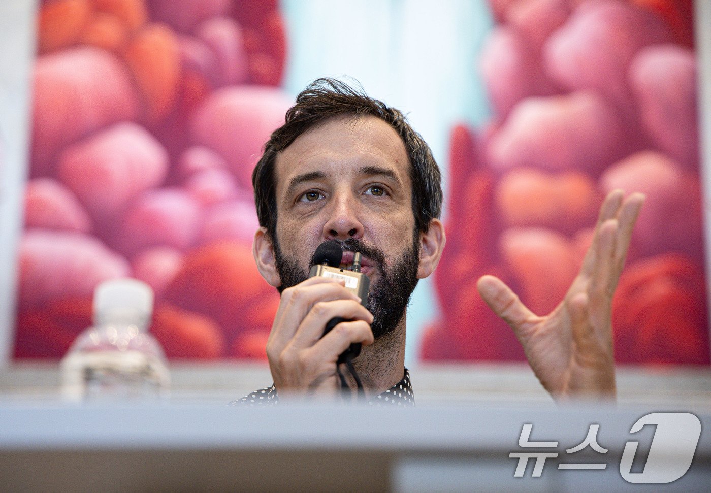 본문 이미지 - '파스텔의 마법사'로 불리는 니콜라스 파티가 29일 경기도 용인시 호암미술관에서 열린 '니콜라스 파티: 더스트' 기자간담회에서 취재진 질문에 답변하고 있다. 이번 전시는 작가의 기존 회화 및 조각 48점, 신작회화 20점, 전시를 위해 제작된 파스텔 벽화 5점을 리움의 고미술 소장품과 함께 선보인다. 전시는 이달 31일부터 내년 1월 19일까지 열린다. 2024.8.29/뉴스1 ⓒ News1 이재명 기자