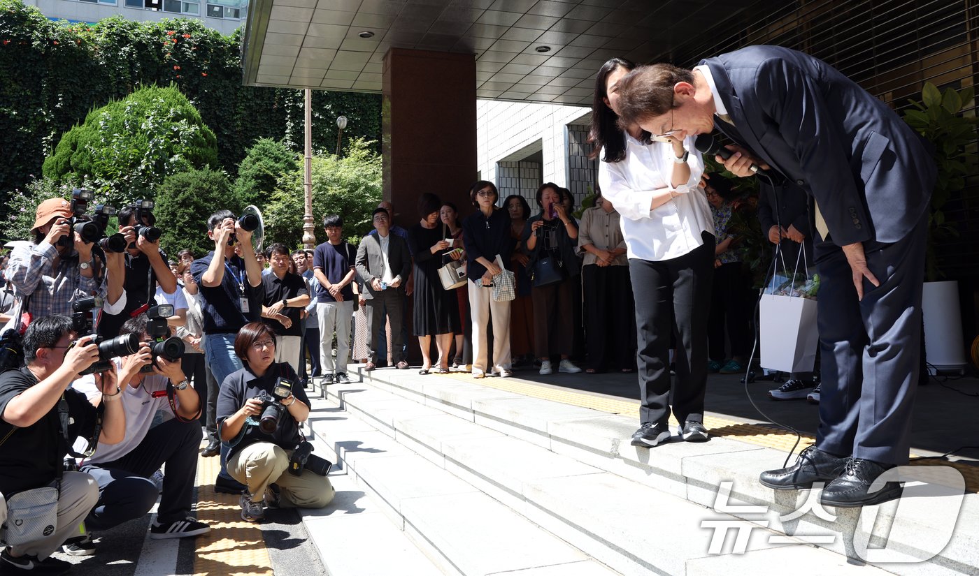 본문 이미지 - 조희연 서울시 교육감이 29일 서울 종로구 교육청앞에서 &#39;전교조 해직교사 부당 특채&#39; 최종심 선고에 대한 입장 발표 전 취재진을 향해 고개 숙여 인사하고 있다. 2024.8.29/뉴스1 ⓒ News1 김명섭 기자