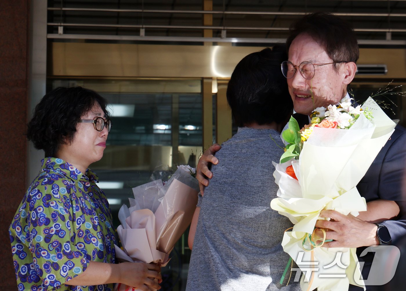 본문 이미지 - 조희연 서울시 교육감이 29일 서울 종로구 교육청앞에서 &#39;전교조 해직교사 부당 특채&#39; 최종심 선고에 대한 입장 발표를 마치고 직원에게 꽃다발을 받고 울먹이고 있다. 2024.8.29/뉴스1 ⓒ News1 김명섭 기자