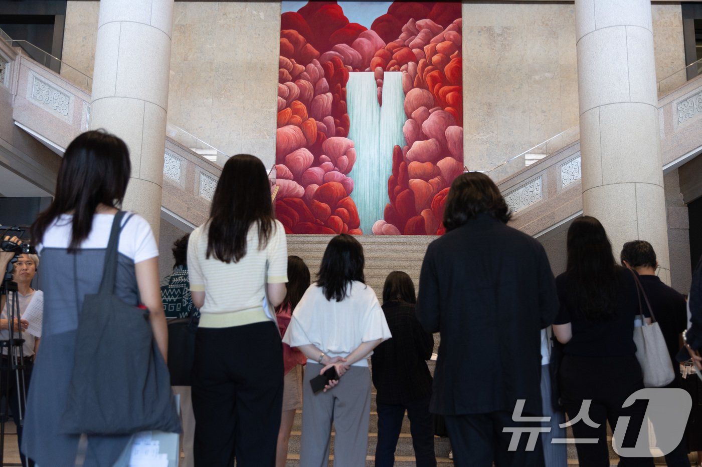 본문 이미지 - 29일 경기도 용인시 호암미술관에서 열린 '니콜라스 파티: 더스트' 기자간담회를 찾은 취재진들이 전시 작품을 살펴보고 있다. 이번 전시는 작가의 기존 회화 및 조각 48점, 신작회화 20점, 전시를 위해 제작된 파스텔 벽화 5점을 리움의 고미술 소장품과 함께 선보인다. 전시는 이달 31일부터 내년 1월 19일까지 열린다. 2024.8.29/뉴스1 ⓒ News1 이재명 기자