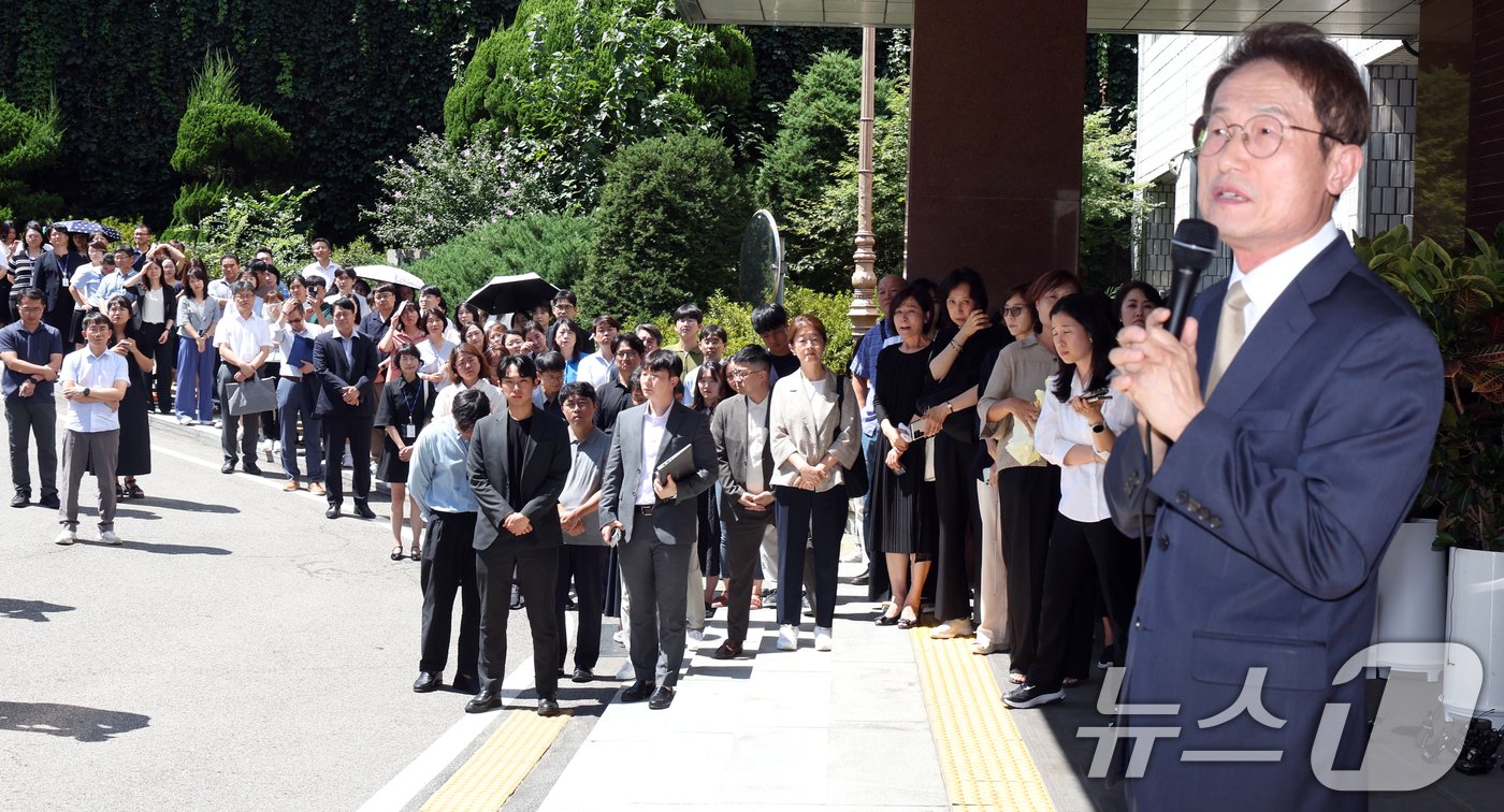 본문 이미지 - 조희연 서울시 교육감이 29일 서울 종로구 교육청앞에서 &#39;전교조 해직교사 부당 특채&#39; 최종심 선고에 대한 입장 발표를 하고 있다.  2024.8.29/뉴스1 ⓒ News1 김명섭 기자