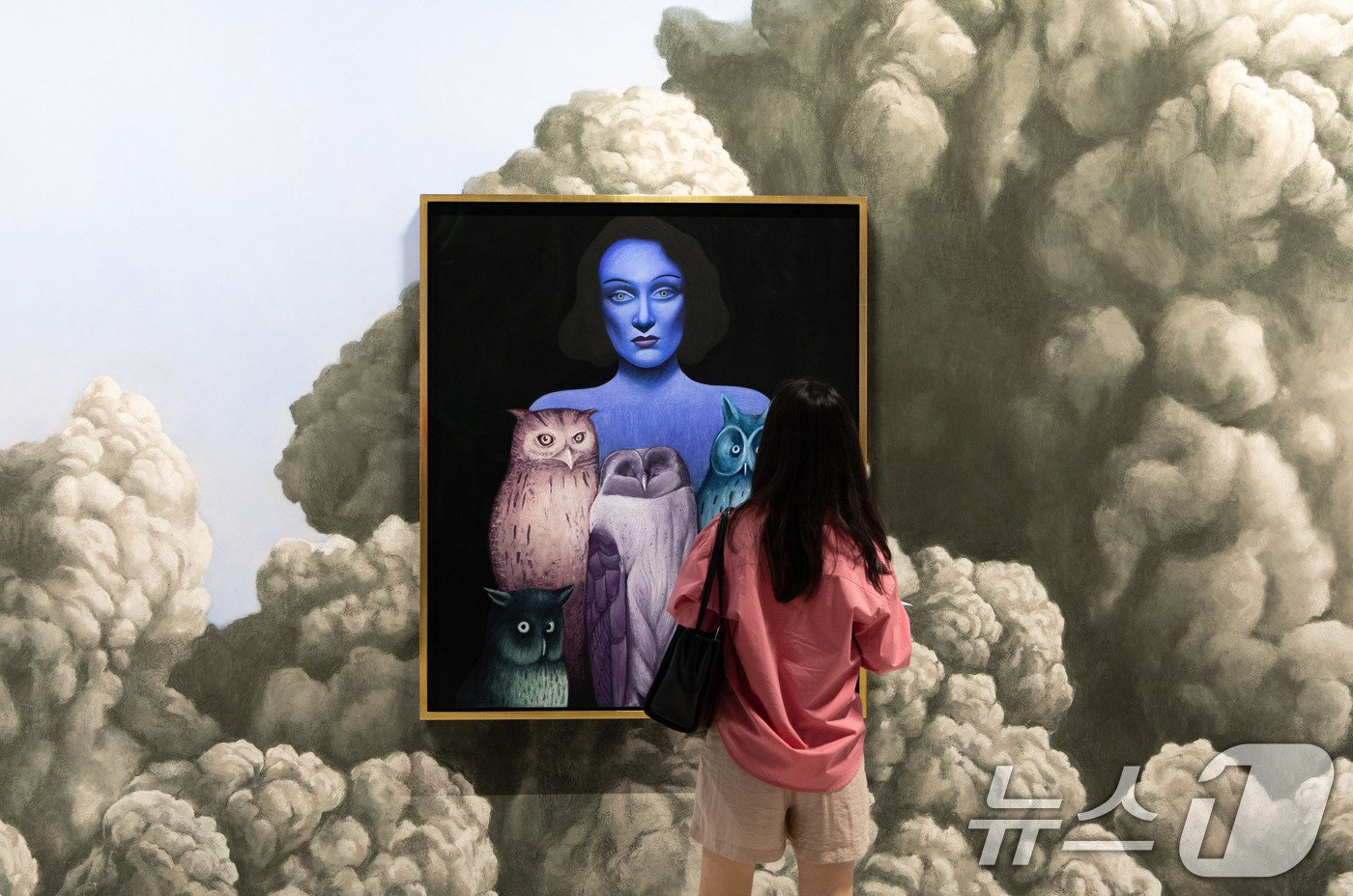 본문 이미지 - 29일 경기도 용인시 호암미술관에서 열린 &#39;니콜라스 파티: 더스트&#39; 기자간담회를 찾은 취재진들이 전시 작품을 살펴보고 있다. 이번 전시는 작가의 기존 회화 및 조각 48점, 신작회화 20점, 전시를 위해 제작된 파스텔 벽화 5점을 리움의 고미술 소장품과 함께 선보인다. 전시는 이달 31일부터 내년 1월 19일까지 열린다. 2024.8.29/뉴스1 ⓒ News1 이재명 기자