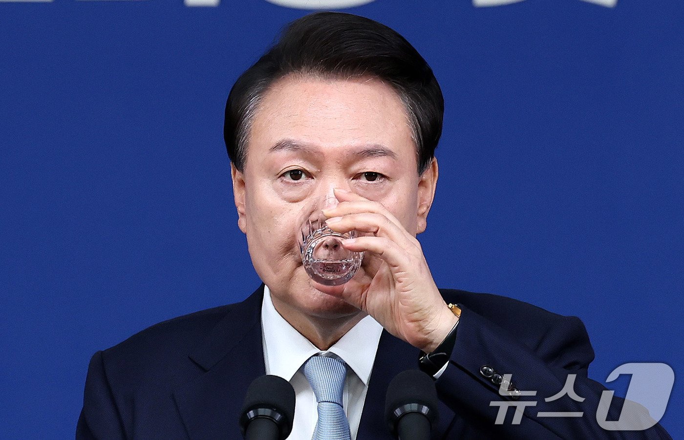 본문 이미지 - 윤석열 대통령이 29일 서울 용산 대통령실청사 브리핑룸에서 열린 국정브리핑 및 기자회견 중 물을 마시고 있다. 2024.8.29/뉴스1 ⓒ News1 박지혜 기자