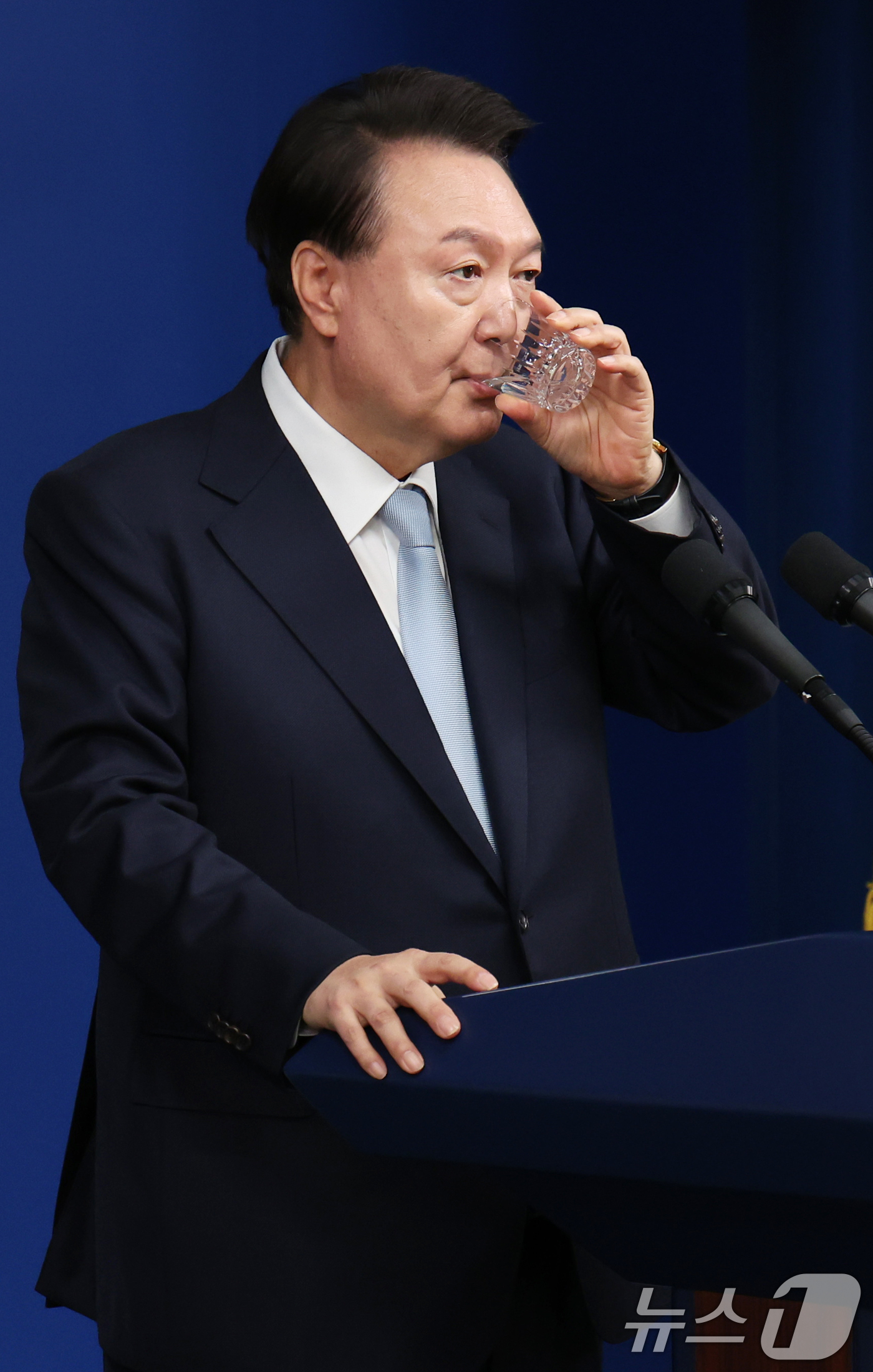 (서울=뉴스1) 송원영 기자 = 윤석열 대통령이 29일 서울 용산 대통령실청사 브리핑룸에서 열린 국정브리핑 및 기자회견에서 물을 마시고 있다. 2024.8.29/뉴스1