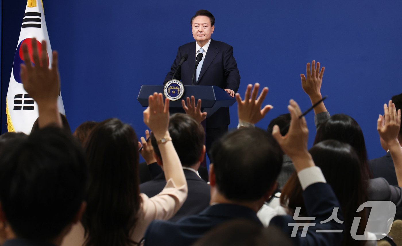본문 이미지 - 윤석열 대통령이 29일 서울 용산 대통령실청사 브리핑룸에서 열린 국정브리핑 및 기자회견에서 취재진의 질문을 받고 있다. 2024.8.29/뉴스1 ⓒ News1 송원영 기자