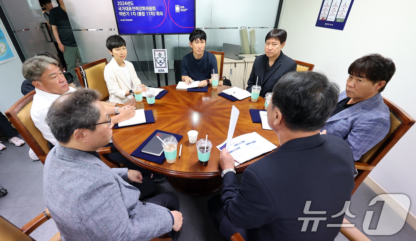 최영일 신임 전력강회위원장이 주재한 국가대표전력강화위원회 하반기 1차 회의이자 통합 11차회의 모습. /뉴스1 ⓒ News1 이동해 기자