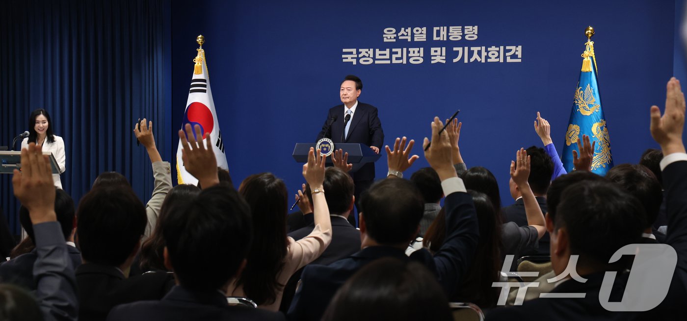 본문 이미지 - 윤석열 대통령이 29일 서울 용산 대통령실청사 브리핑룸에서 열린 국정브리핑 및 기자회견에서 취재진의 질문을 받고 있다. 2024.8.29/뉴스1 ⓒ News1 송원영 기자