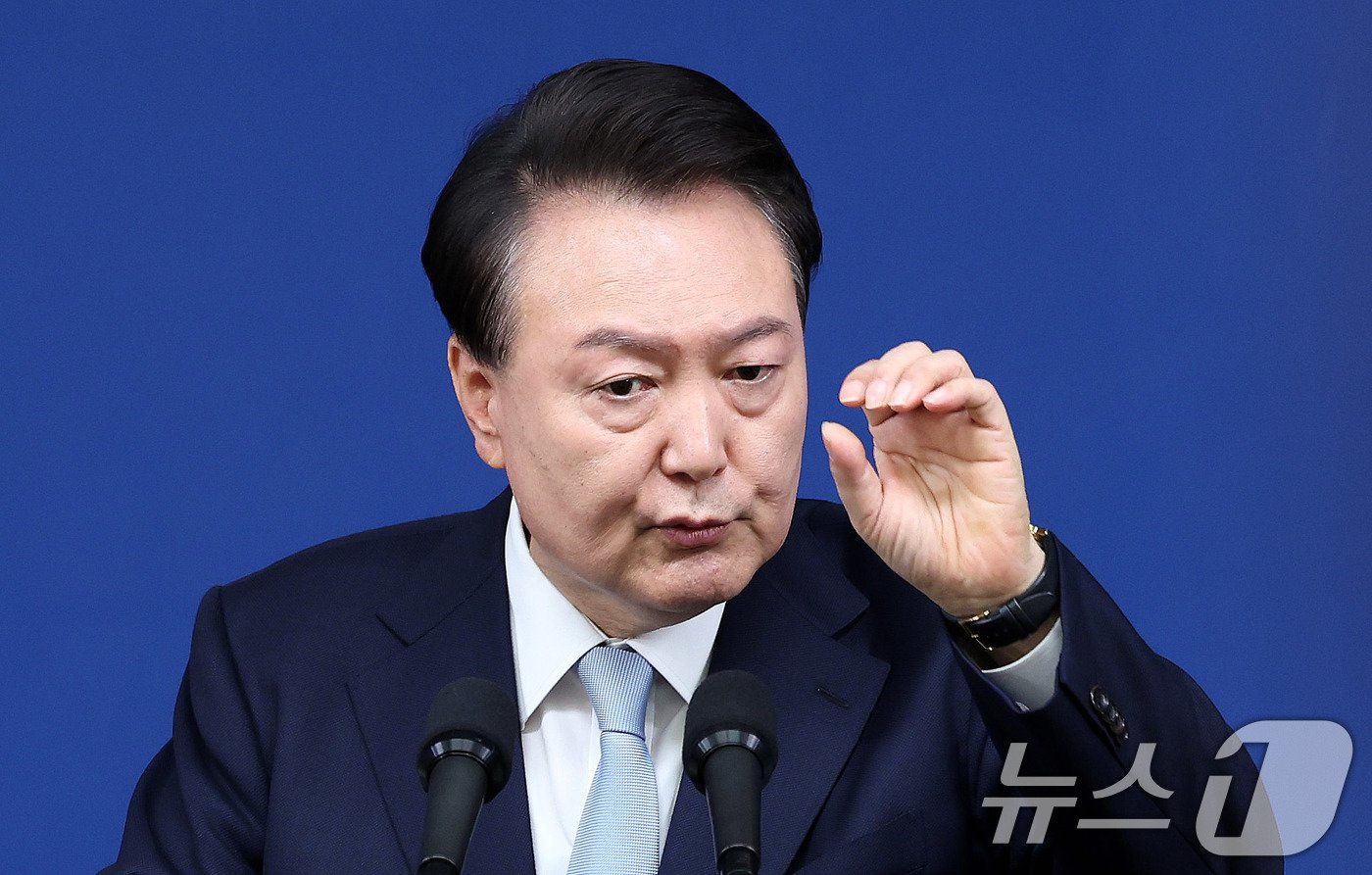 본문 이미지 - 윤석열 대통령이 29일 서울 용산 대통령실청사 브리핑룸에서 열린 국정브리핑 및 기자회견에서 취재진의 질문에 답하고 있다. 2024.8.29/뉴스1 ⓒ News1 박지혜 기자