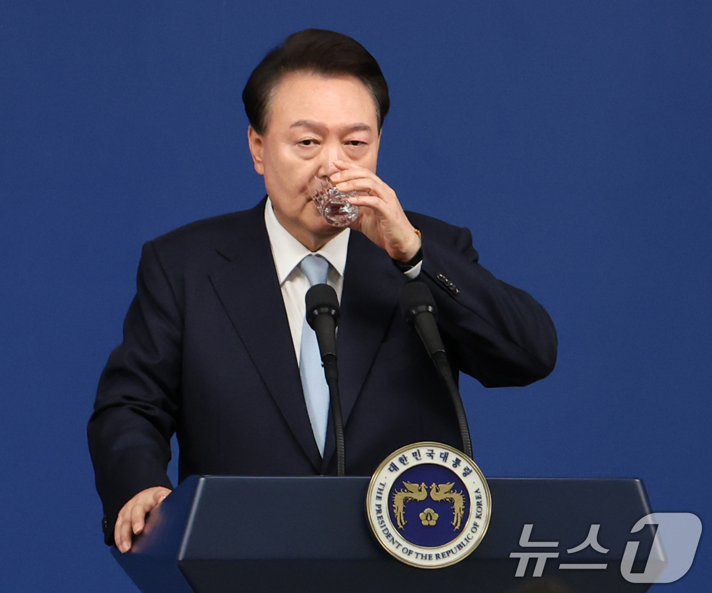 (서울=뉴스1) 송원영 기자 = 윤석열 대통령이 29일 서울 용산 대통령실청사 브리핑룸에서 열린 국정브리핑 및 기자회견에서 물을 마시고 있다. 2024.8.29/뉴스1