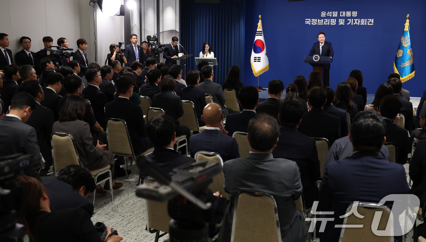 (서울=뉴스1) 송원영 기자 = 윤석열 대통령이 29일 서울 용산 대통령실청사 브리핑룸에서 열린 국정브리핑 및 기자회견에서 취재진의 질문에 답하고 있다. 2024.8.29/뉴스1