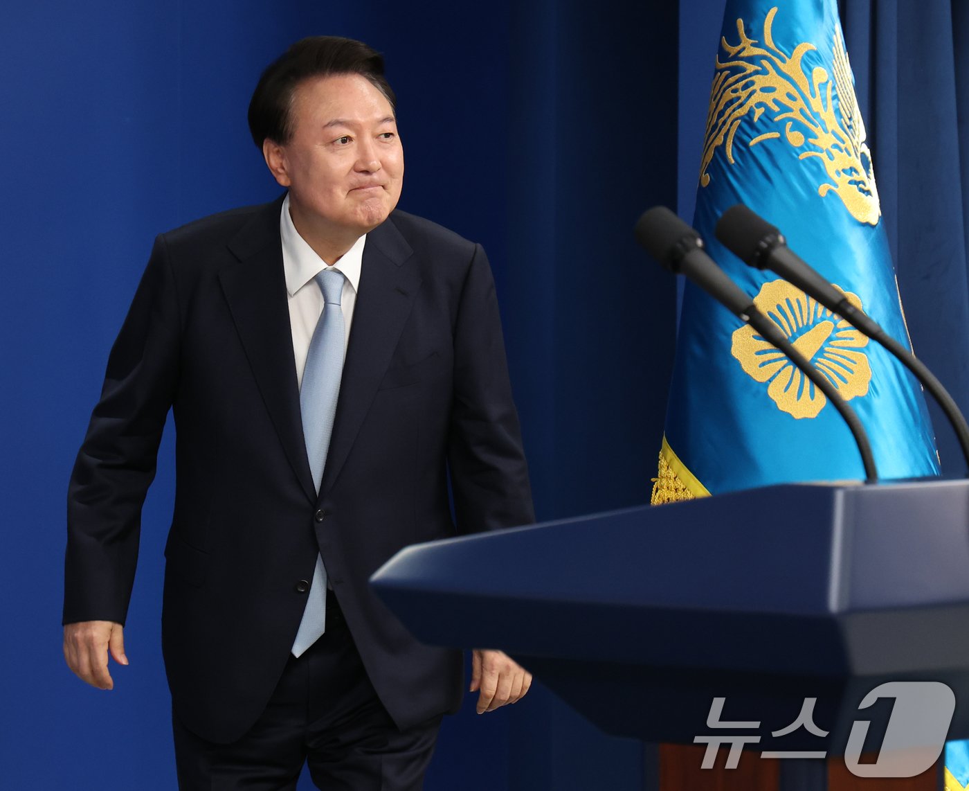 본문 이미지 - 윤석열 대통령이 29일 서울 용산 대통령실청사 브리핑룸에서 열린 국정브리핑 및 기자회견에 입장하고 있다. 2024.8.29/뉴스1 ⓒ News1 송원영 기자