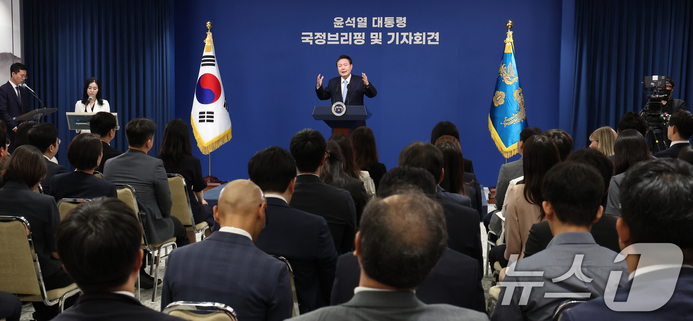 (서울=뉴스1) 송원영 기자 = 윤석열 대통령이 29일 서울 용산 대통령실청사 브리핑룸에서 열린 국정브리핑 및 기자회견에서 취재진의 질문에 답하고 있다. 2024.8.29/뉴스1