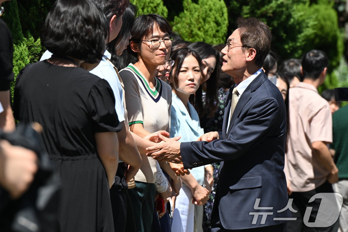 &#39;해직교사 부당 특별채용&#39; 유죄를 확정 받은 조희연 서울시교육감이 29일 서울 종로구 서울시교육청을 나서며 배웅 나온 직원, 시민단체 관계자 등과 인사를 나누고 있다. &#40;공동취재&#41; 2024.8.29/뉴스1 ⓒ News1 김명섭 기자