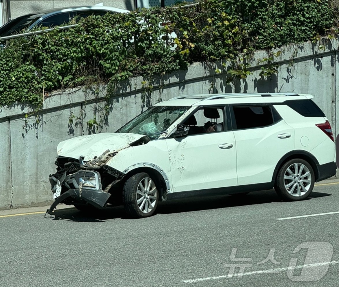 본문 이미지 - 29일 오전 11시 26분쯤 서울 서대문구 연희동의 차도에서 싱크홀로 승용차가 빠지는 사고가 발생해 2명이 크게 다쳤다. 2024.08.29/뉴스1(독자 제공)