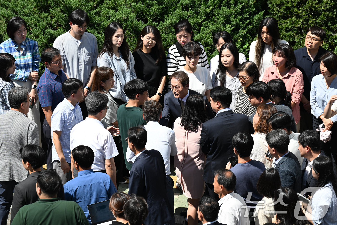 (서울=뉴스1) 김명섭 기자 = '해직교사 부당 특별채용' 유죄를 확정 받은 조희연 서울시교육감이 29일 서울 종로구 서울시교육청을 나서며 배웅 나온 직원, 시민단체 관계자 등과 …