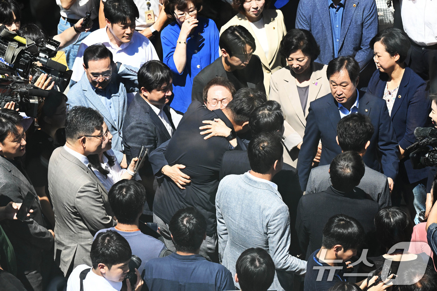 (서울=뉴스1) 김명섭 기자 = '해직교사 부당 특별채용' 유죄를 확정 받은 조희연 서울시교육감이 29일 서울 종로구 서울시교육청을 나서며 배웅 나온 곽상언 더불어민주당 의원과 포 …