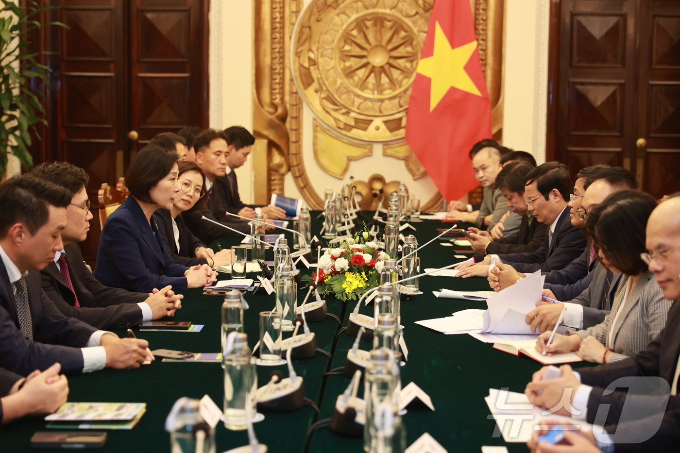 본문 이미지 - 오영주 장관은 28일 베트남 정부 영빈관에서 응우옌 밍 부(Nguyen Minh Vu) 베트남 외교부 차관이 주최한 환영 만찬에 참석했다. (중기부 제공)