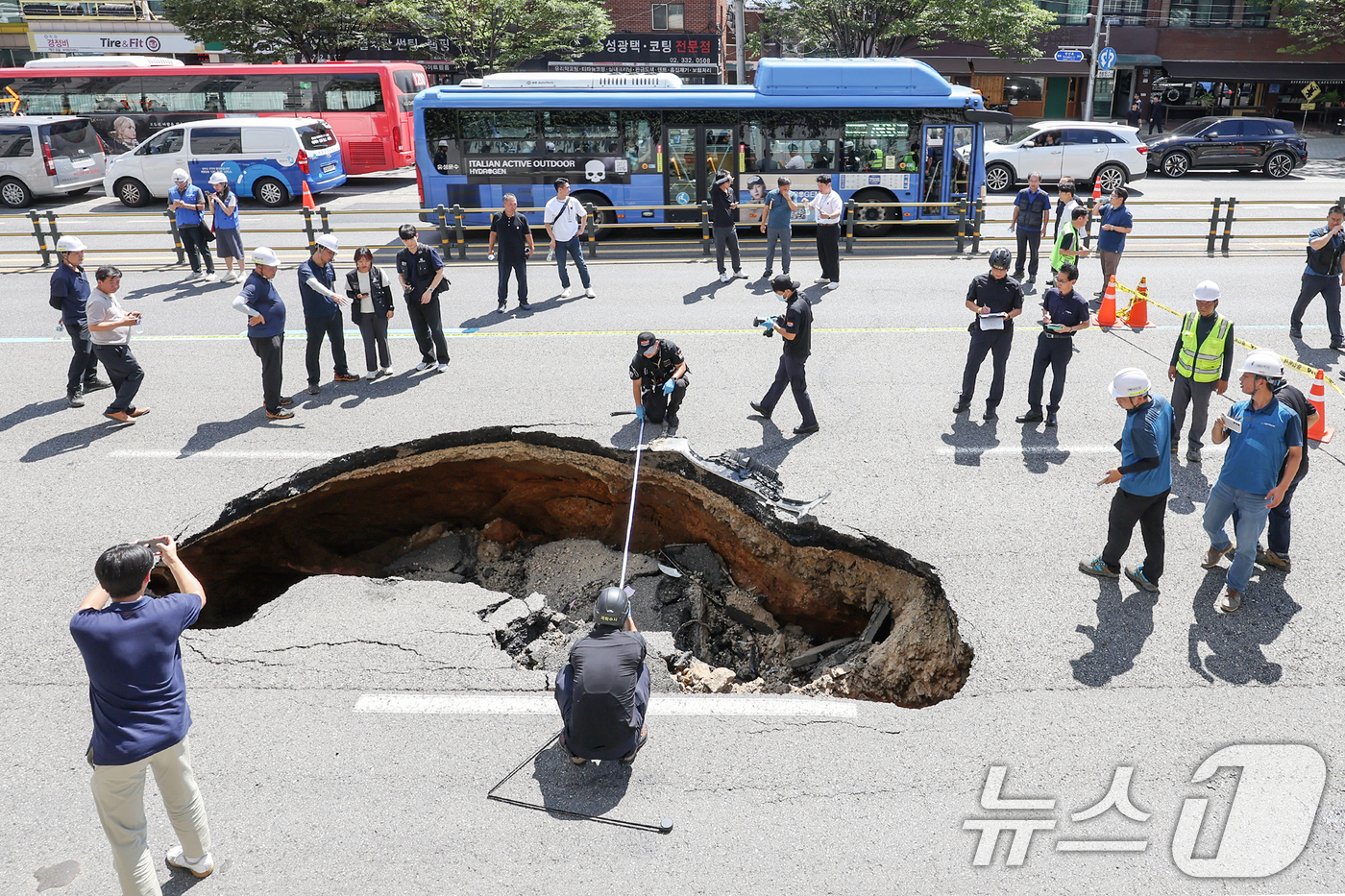 (서울=뉴스1) 민경석 기자 = 29일 서울 서대문구 연희동의 한 차도에서 땅꺼짐 현상(싱크홀)이 발생해 경찰 과학수사대 대원들이 현장을 감식하고 있다.소방당국 등에 따르면 이번 …