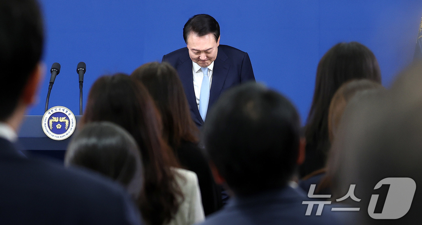 (서울=뉴스1) 박지혜 기자 = 윤석열 대통령이 29일 서울 용산 대통령실청사 브리핑룸에서 열린 국정브리핑 및 기자회견에 입장하며 인사하고 있다. 2024.8.29/뉴스1