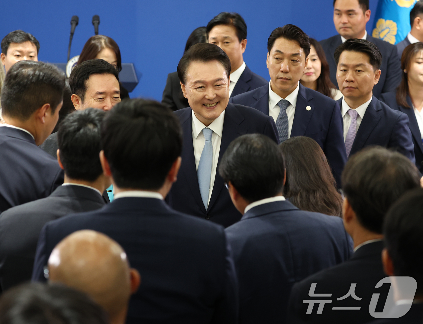 (서울=뉴스1) 송원영 기자 = 윤석열 대통령이 29일 서울 용산 대통령실청사 브리핑룸에서 국정브리핑 및 기자회견을 마치고 취재진과 인사를 하고 있다. 2024.8.29/뉴스1