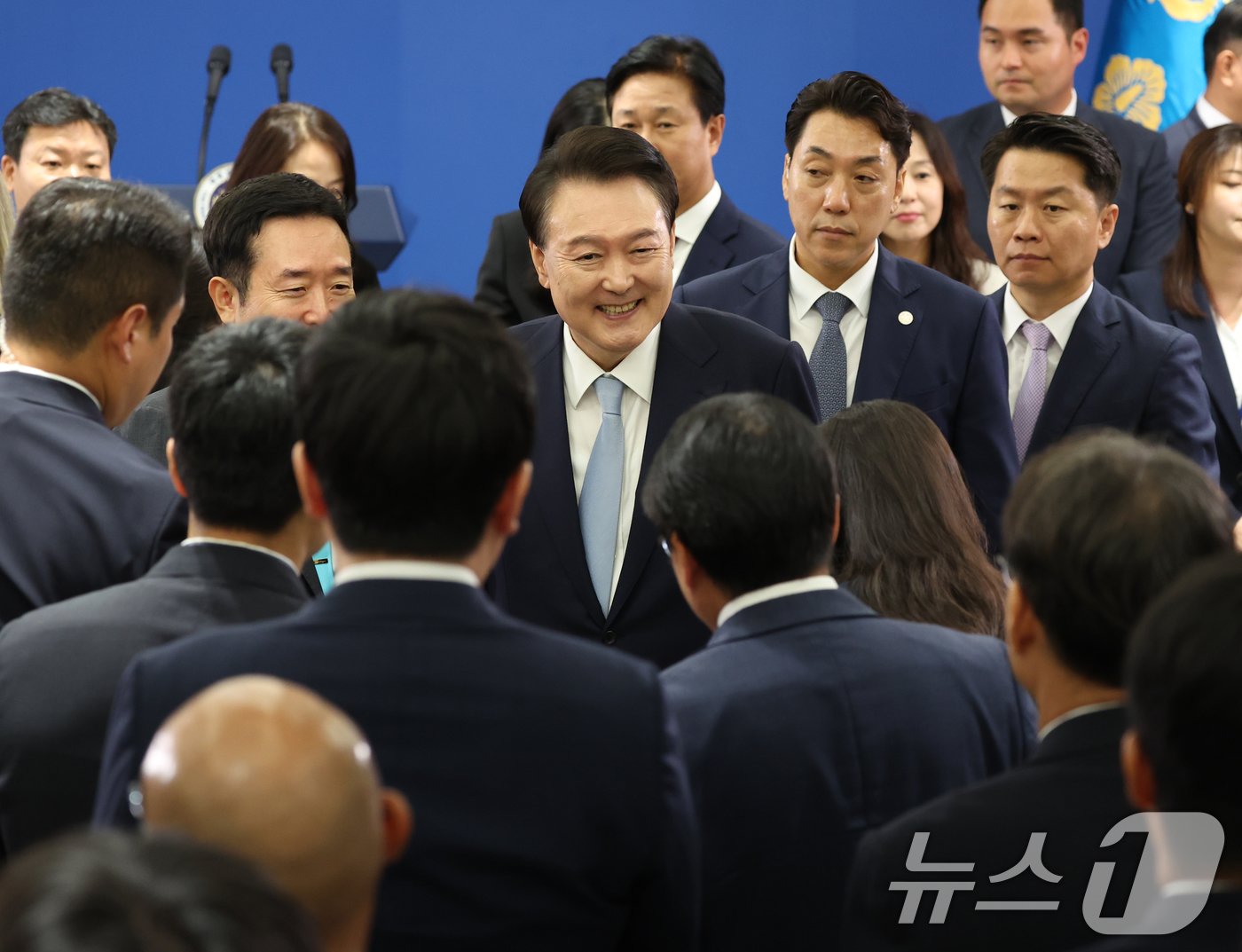 본문 이미지 - 윤석열 대통령이 29일 서울 용산 대통령실청사 브리핑룸에서 국정브리핑 및 기자회견을 마치고 취재진과 인사를 하고 있다. 2024.8.29/뉴스1 ⓒ News1 송원영 기자