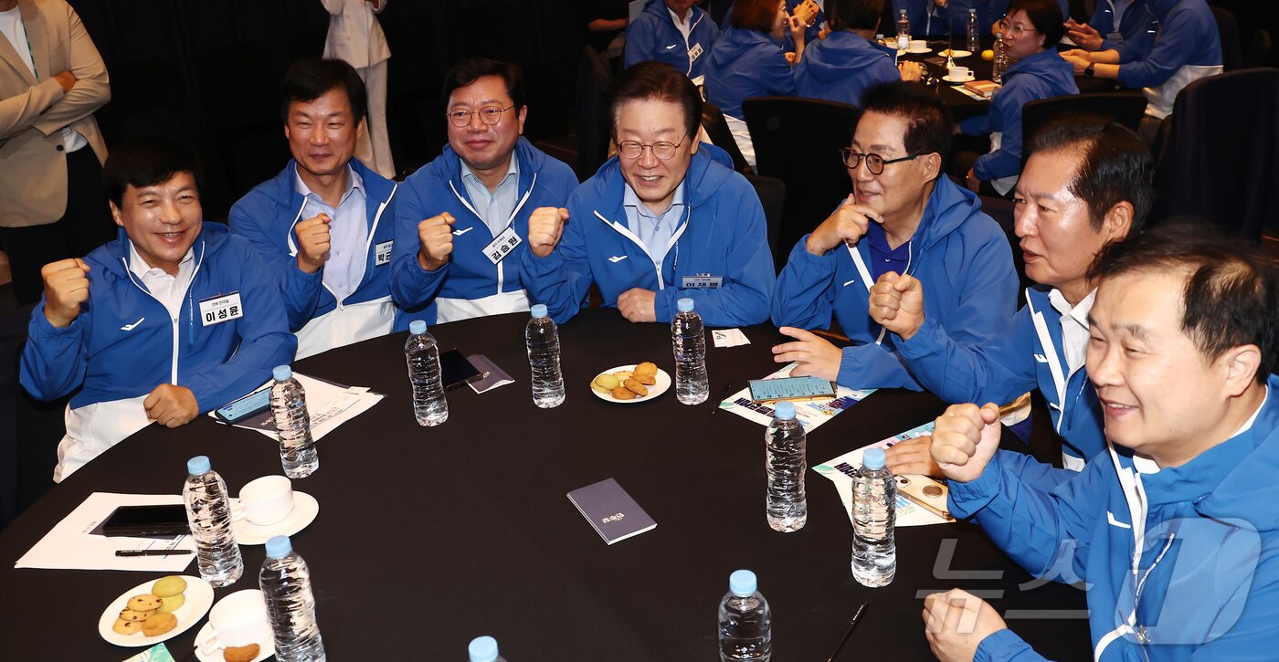 본문 이미지 - 이재명 더불어민주당 대표가 29일 오후 인천 중구 한 호텔에서 열린 2024년 정기국회 국회의원 워크숍에 참석해 파이팅을 외치고 있다. 2024.8.29/뉴스1 ⓒ News1 김민지 기자