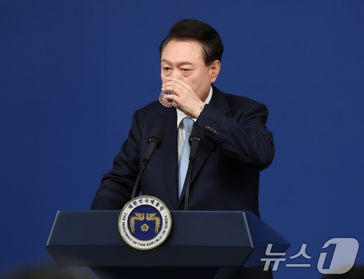 (서울=뉴스1) 송원영 기자 = 윤석열 대통령이 29일 서울 용산 대통령실청사 브리핑룸에서 열린 국정브리핑 및 기자회견에서 물을 마시고 있다. 2024.8.29/뉴스1