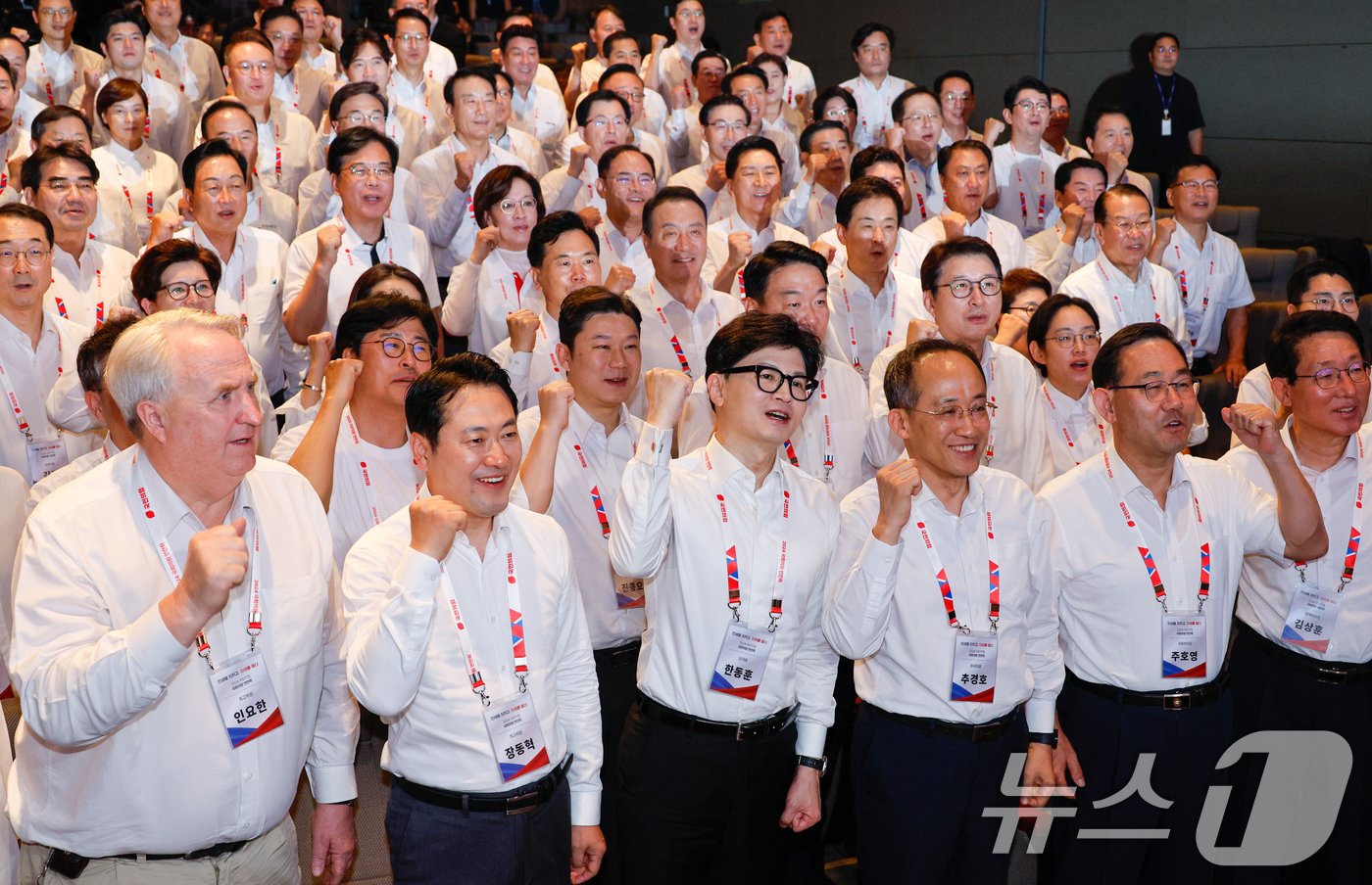 한동훈 국민의힘 대표와 추경호 원내대표를 비롯한 의원들이 29일 오후 인천 중구 인천국제공항공사 인재개발원에서 열린 2024 국민의힘 국회의원 연찬회에서 단체 기념 촬영을 하고 있다. 앞줄 왼쪽부터 인요한, 장동혁 최고위원, 한 대표, 추 원내대표, 주호영 부의장, 김상훈 정책위의장. 2024.8.29/뉴스1 ⓒ News1 안은나 기자