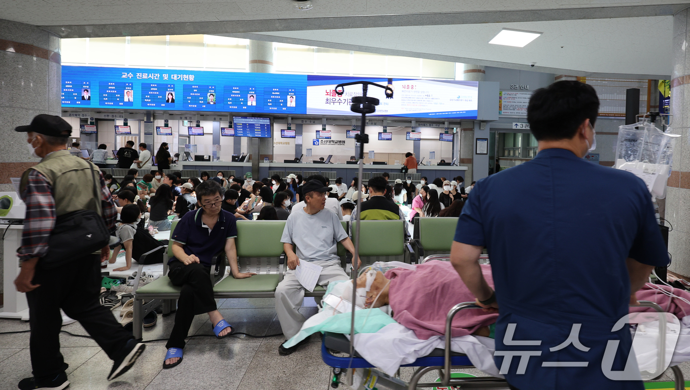 (광주=뉴스1) 김태성 기자 = 29일 오전 광주 동구 조선대병원 보건의료노조 파업이 진행중인 1층 로비에 환자들이 지나가고 있다. 2024.8.29/뉴스1