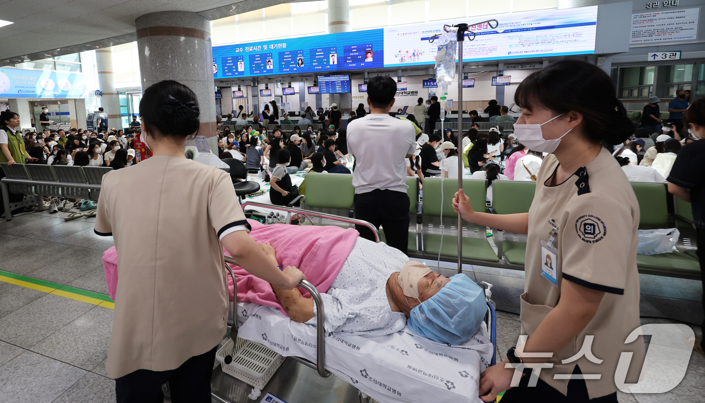 (광주=뉴스1) 김태성 기자 = 29일 오전 광주 동구 조선대병원 보건의료노조 파업이 진행중인 1층 로비에 환자들이 지나가고 있다. 2024.8.29/뉴스1