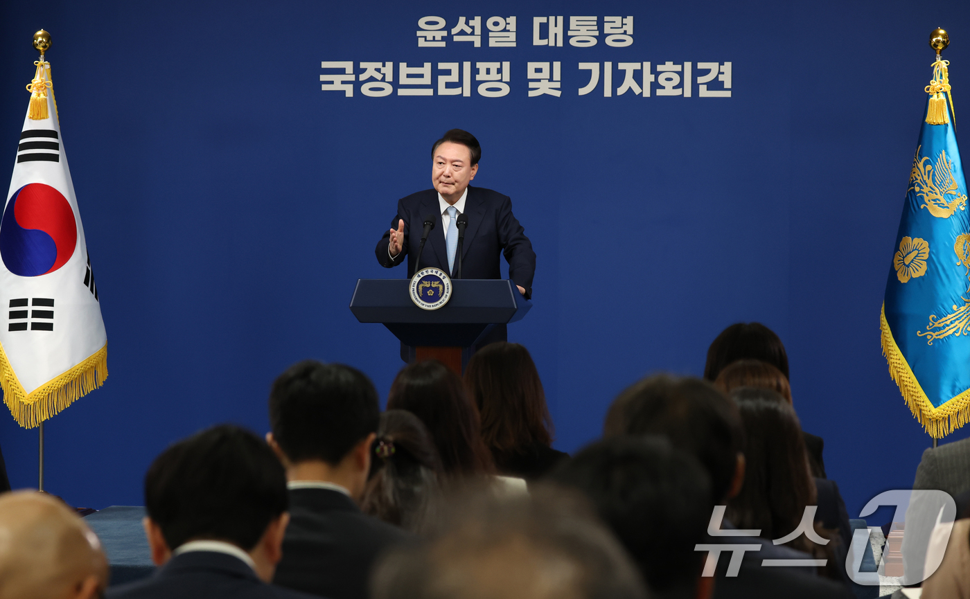 (서울=뉴스1) 송원영 기자 = 윤석열 대통령이 29일 서울 용산 대통령실청사 브리핑룸에서 열린 국정브리핑 및 기자회견에서 취재진의 질문에 답하고 있다. 2024.8.29/뉴스1