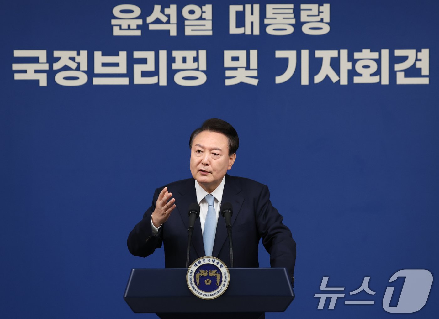 본문 이미지 - 윤석열 대통령이 29일 서울 용산 대통령실청사 브리핑룸에서 열린 국정브리핑 및 기자회견에서 취재진의 질문에 답하고 있다. 2024.8.29/뉴스1 ⓒ News1 송원영 기자