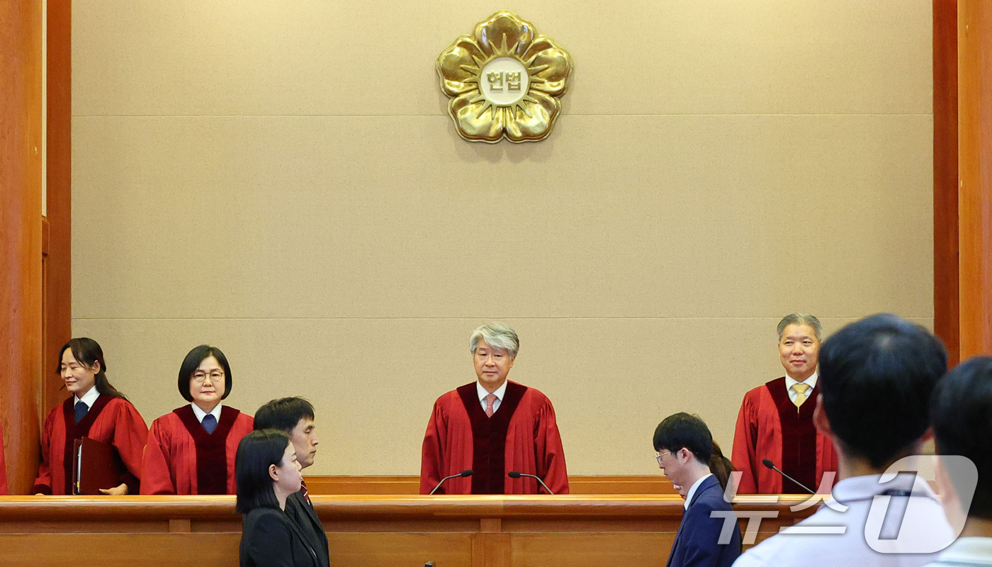 (서울=뉴스1) 김명섭 기자 = 이종석 헌법재판소장을 비롯한 헌법재판관들이 29일 오후 헌법소원·위헌법률 심판이 열린 서울 종로구 헌법재판소 심판정에 입장해 착석하고 있다. 헌법재 …