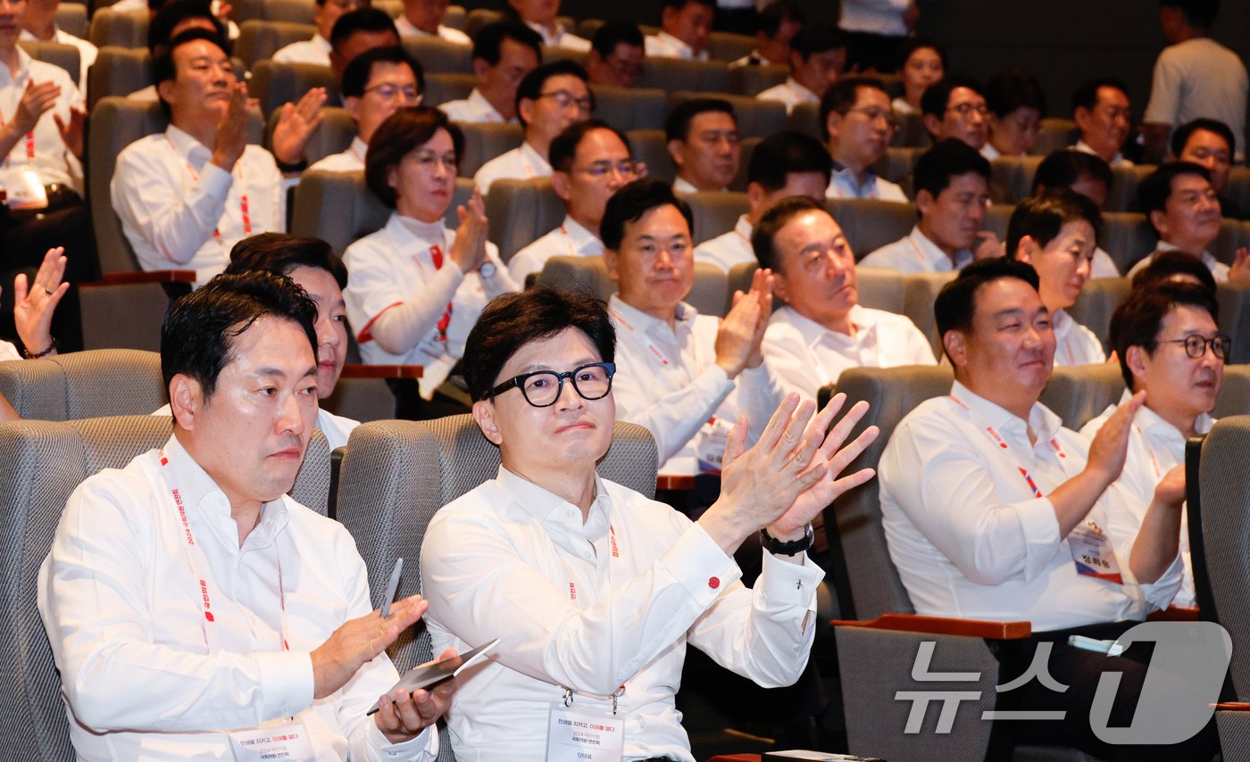 한동훈 국민의힘 대표&#40;앞줄 오른쪽&#41;, 장동혁 최고위원을 비롯한 의원들이 29일 오후 인천 중구 인천국제공항공사 인재개발원에서 열린 2024 국민의힘 국회의원 연찬회에서 손뼉치고 있다. 2024.8.29/뉴스1 ⓒ News1 안은나 기자