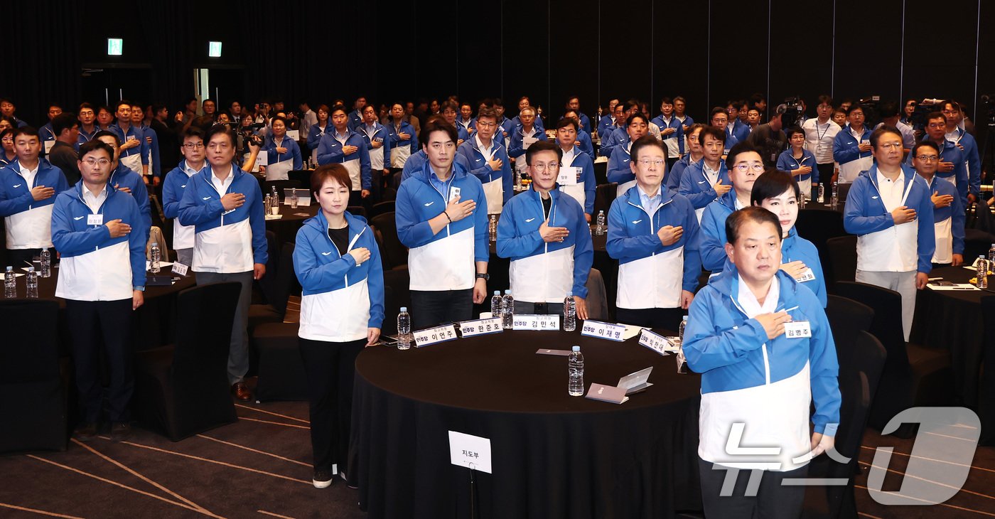 더불어민주당 이재명 대표와 박찬대 원내대표를 비롯한 의원들이 29일 오후 인천 중구 한 호텔에서 열린 2024년 정기국회 국회의원 워크숍에서 국민의례를 하고 있다. 2024.8.29/뉴스1 ⓒ News1 김민지 기자