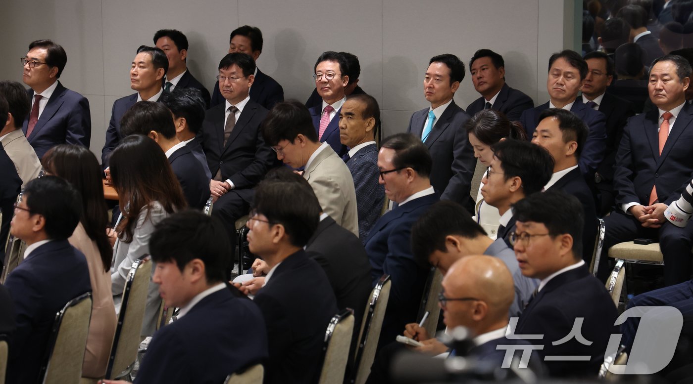 본문 이미지 - 29일 오전 서울 용산 대통령실 청사 브리핑실에서 열린 윤석열 대통령의 국정브리핑 및 기자회견에 정진석 대통령 비서실장 등 참모진이 배석해 있다. 2024.8.29/뉴스1 ⓒ News1 송원영 기자