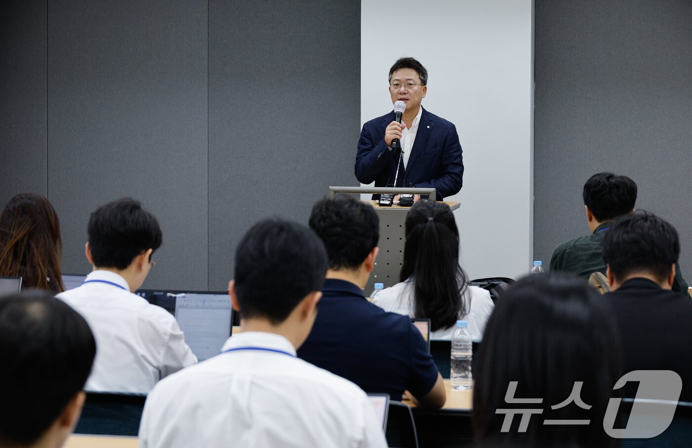 본문 이미지 - 박정하 국민의힘 당대표 비서실장이 29일 오후 인천 중구 인천국제공항공사 인재개발원에서 2024 국민의힘 국회의원 연찬회가 진행중인 가운데 이재명 대표와 한동훈 대표의 회담 일정에 대해 브리핑하고 있다. 양당 대표는 내달 1일 오후 2시 국회에서 회동할 예정이다. 2024.8.29/뉴스1 ⓒ News1 안은나 기자